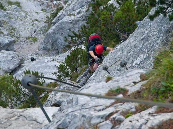 Mann klettert auf Klettersteig — Stockfoto