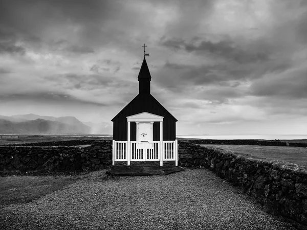 Pequeña iglesia de madera negra — Foto de Stock