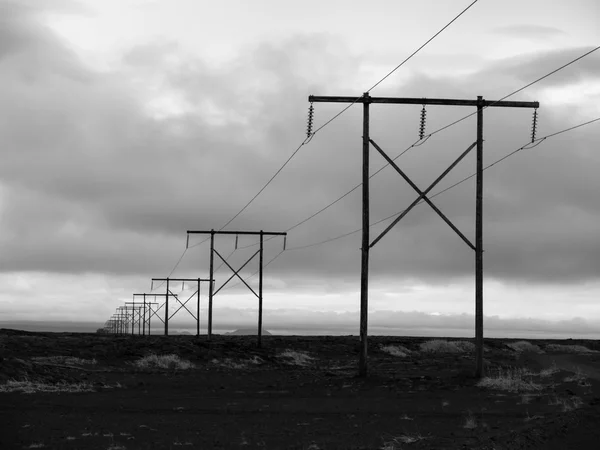 Paisagem islandesa com linhas elétricas típicas — Fotografia de Stock