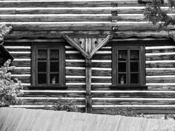 Δύο παράθυρα των παλαιών εφοδιασμένο με ξύλα σπίτι — Φωτογραφία Αρχείου