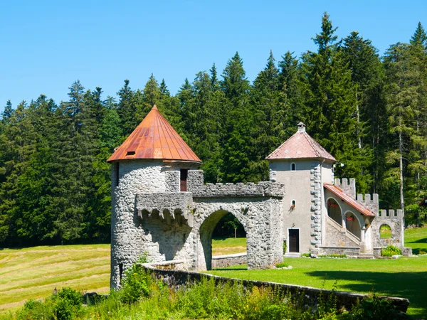 Två torn av små skog slott Masun — Stockfoto