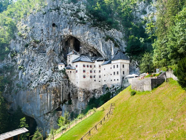 Hrad predjama — Stock fotografie