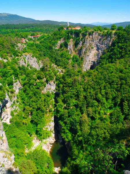 Garganta profunda do rio Reka nas cavernas de Skocjan — Fotografia de Stock