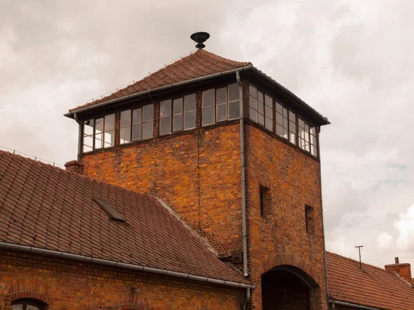 Topo da torre do portão no campo de concentração de Brzezinka — Fotografia de Stock