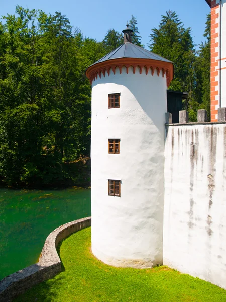 Vit vakt torn av Sneznik slott — Stockfoto