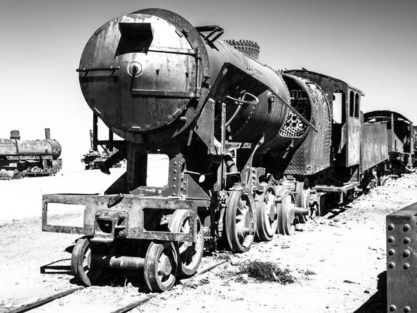 在乌尤尼附近的火车公墓生锈机车 — 图库照片