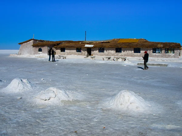 Hotell byggt av salt tegelstenar på Salar de Uyuni — Stockfoto