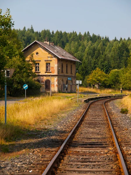Pequeña estación de tren antigua en el área rural — Foto de Stock