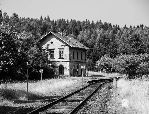 Kleine oude treinstation in landelijk gebied — Stockfoto