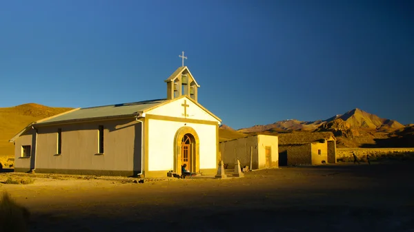 Mały biały kościół w Boliwii górskiej miejscowości — Zdjęcie stockowe