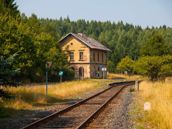 Pequeña estación de tren antigua en el área rural —  Fotos de Stock