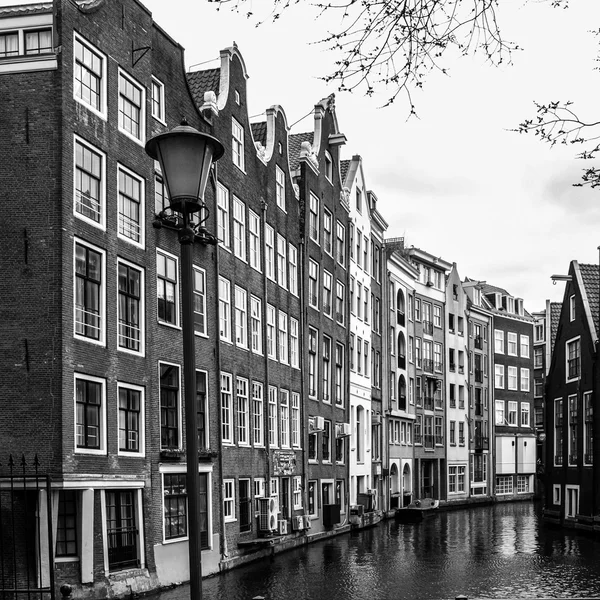 Water canal in Amsterdam city centre — Stock Photo, Image