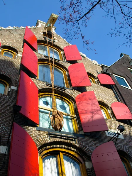 Amsterdam house ile kırmızı pancurlar — Stok fotoğraf