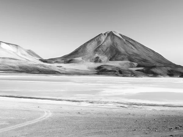 Laguna Verde och Licancabur vulkan — Stockfoto