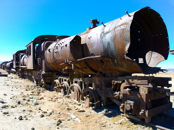 Paslı lokomotif tren mezarlığı Uyuni yakınındaki — Stok fotoğraf