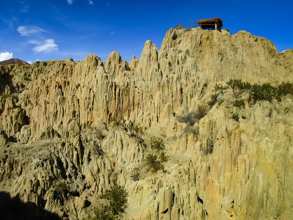 Pilastri rocciosi affilati nella Valle della Luna boliviana — Foto Stock