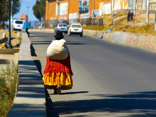 Bolivian cholita walking on the street of El Alto — Stock Photo, Image