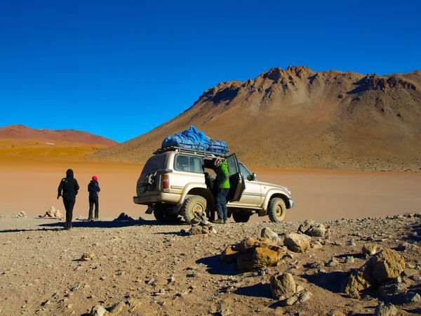 SUV todoterreno con turista en el Altiplano —  Fotos de Stock
