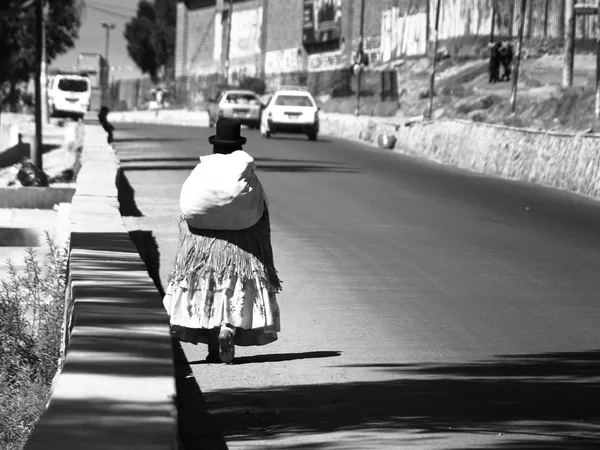 Bolivianska cholita gå på gatan av El Alto — Stockfoto