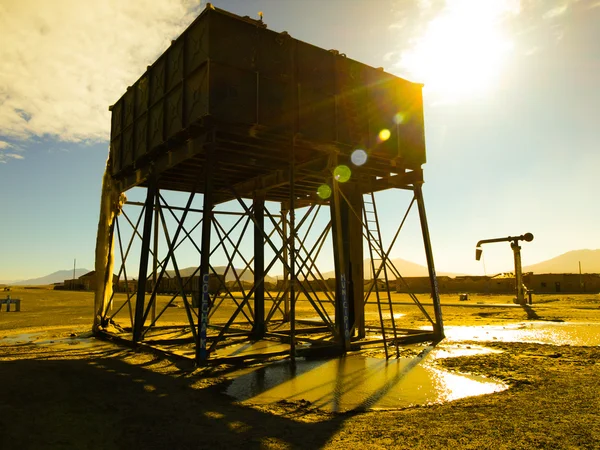 Vintage railroad vattentank och pump — Stockfoto