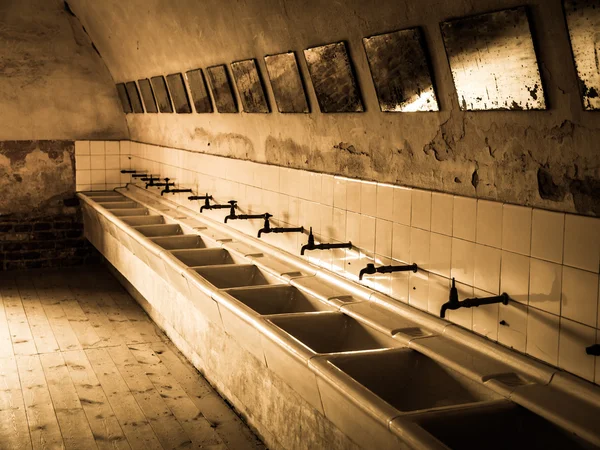 Vecchio bagno di massa in prigione — Foto Stock