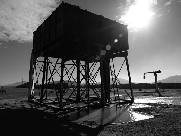 Vintage spoorweg waterreservoir en pomp — Stockfoto