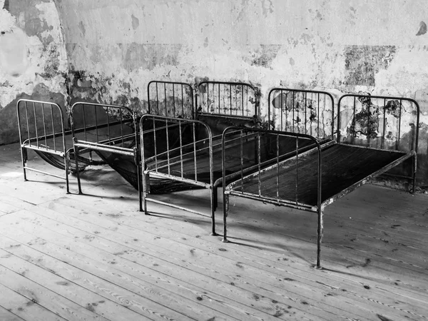 Старі іржаві ліжка в покинутій кімнаті — стокове фото