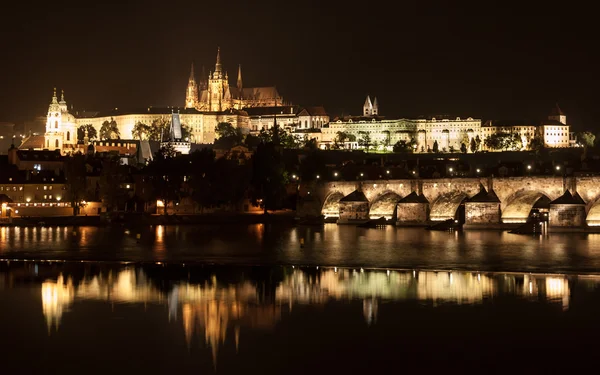 Prague castillo y charles puente por la noche —  Fotos de Stock