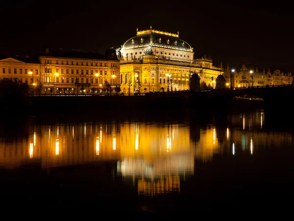 Teatro Nacional de Praga por la noche —  Fotos de Stock