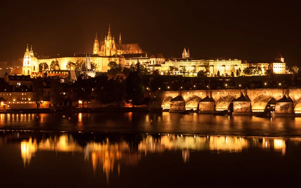 Prager Burg und Karlsbrücke bei Nacht — Stockfoto