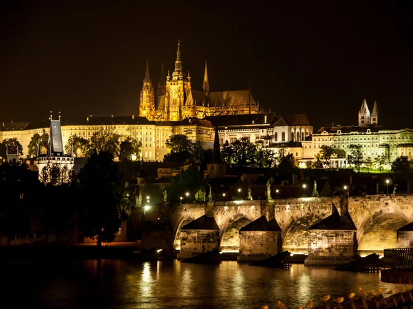 Pražský hrad a Karlův most v noci — Stock fotografie