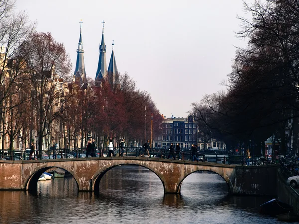 Amsterdamse grachten in het vroege voorjaar — Stockfoto