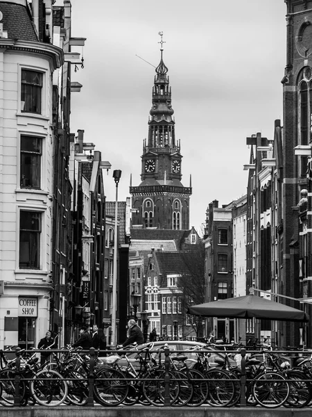 Veel fietsen geparkeerd in de straat Amsterdam — Stockfoto