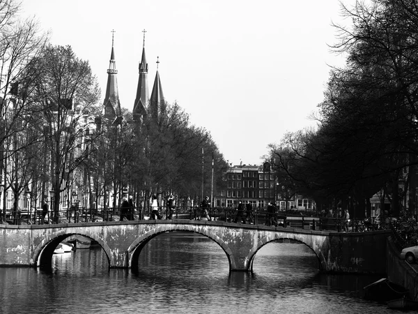 Amsterdamse grachten in het vroege voorjaar — Stockfoto