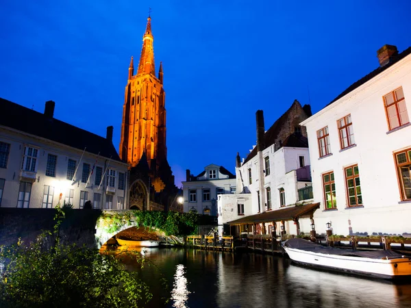 Εκκλησία της Παναγίας στη Bruges, τη νύχτα — Φωτογραφία Αρχείου