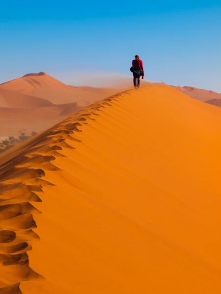 붉은 모래 언덕 능선 산책 — 스톡 사진