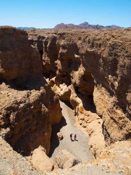 Due persone sul fondo del Sesriem Canyon vicino a Sossusvlei in Namibia — Foto Stock