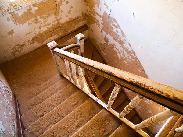 Old staircase in abandoned house of namibian Kolmanskop Ghost Town — Stock Photo, Image