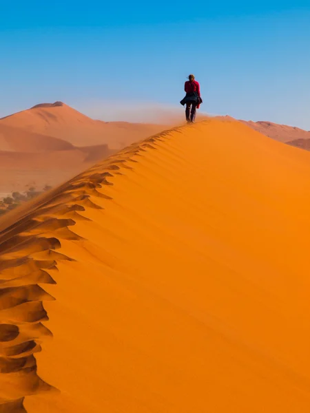 Röd dune ridge promenad — Stockfoto