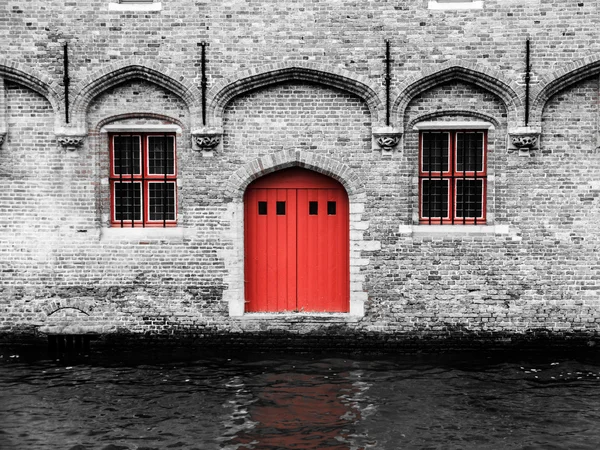 Rote Tür und zwei Fenster am Wasserkanal — Stockfoto