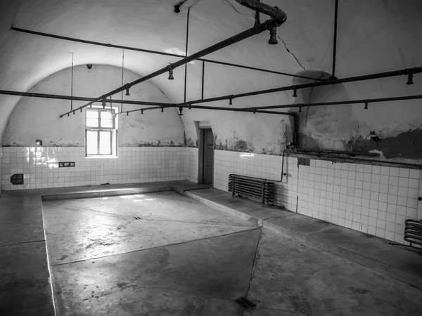 Interior do banheiro com chuveiros na prisão — Fotografia de Stock