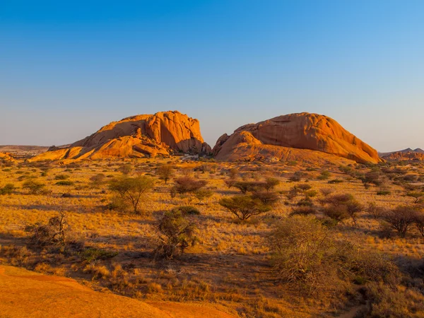 大量的花岗岩岩层在纳米比亚 Spitzkoppe 地区 — 图库照片