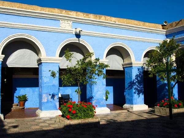 Archway com fachada azul no monastery de Santa Catalina — Fotografia de Stock