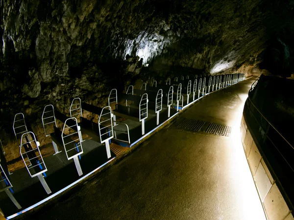 Turisttåget i Postojna cave — Stockfoto