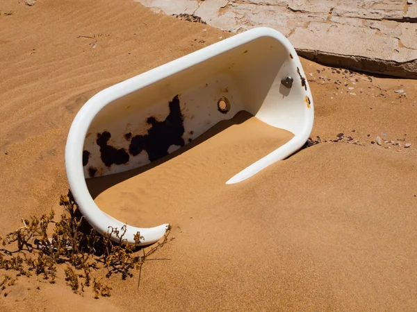 Banho velho na areia — Fotografia de Stock