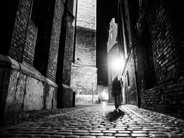 Calle empedrada iluminada en la ciudad vieja por la noche —  Fotos de Stock