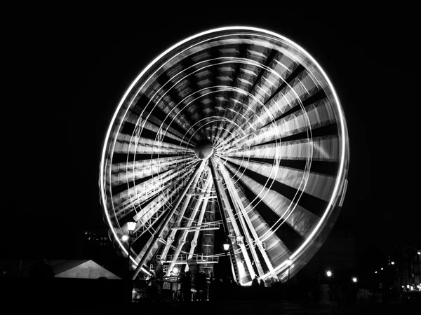 夜は観覧車で — ストック写真