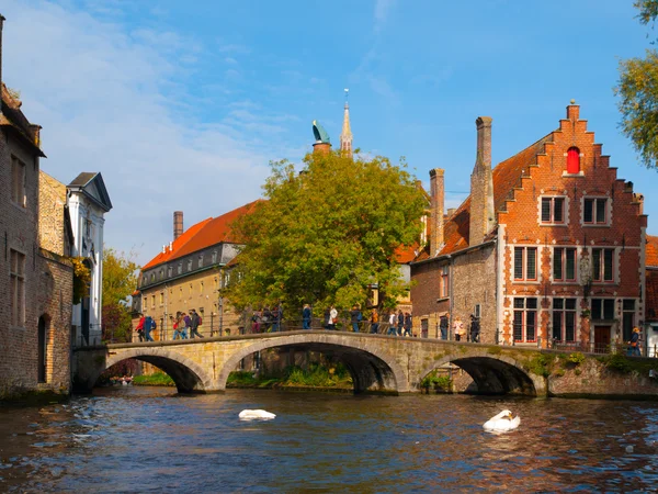 Canal de agua con puente viejo y casas medievales de Brujas —  Fotos de Stock