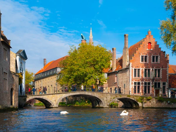 Canal de agua con puente viejo y casas medievales de Brujas —  Fotos de Stock
