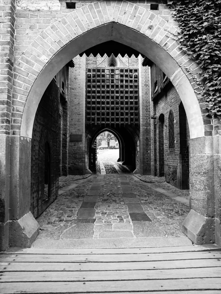 Puerta medieval del castillo con barras de hierro —  Fotos de Stock